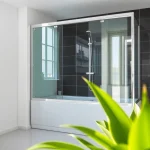 Erleben Sie die moderne sonni Duschkabine 100x100 in einem eleganten Badezimmer mit stilvollen Details.
